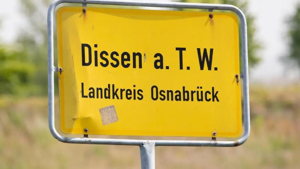 Blick-auf-ein-Ortsschild