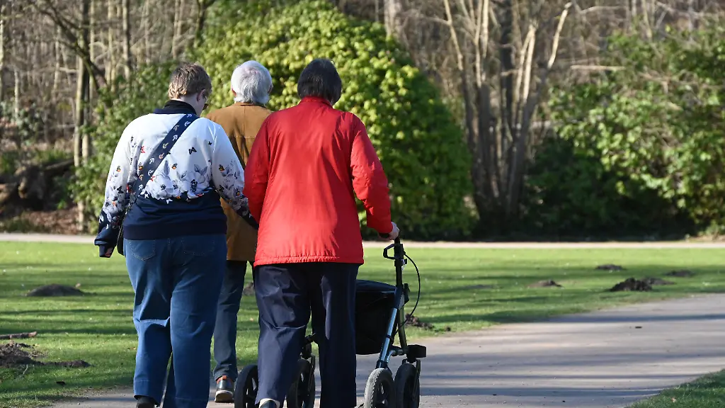 Senioren-m-w-gehen-im-Park-spazieren-Rollator-Gesundheitssystem-Fruehlingsanfang-Sonnenschein-Erholung-im-Park-von-Schloss-Borbeck-in-Essen-03-03
