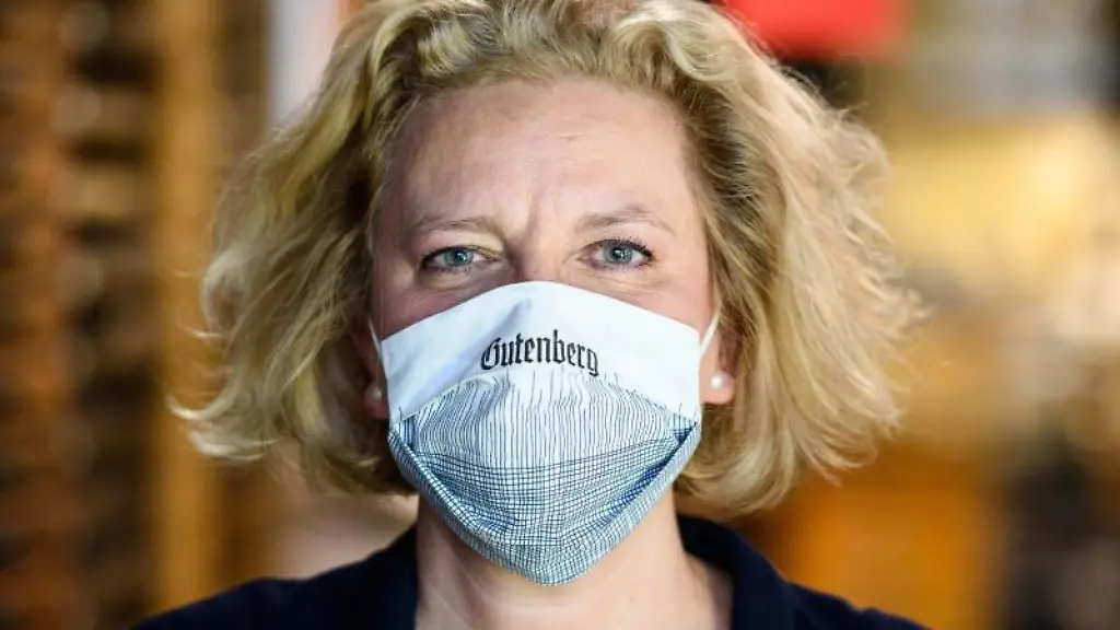 Annette-Ludwig-Direktorin-des-Gutenberg-Museums-steht-mit-Mundschutz-im-Druckladen