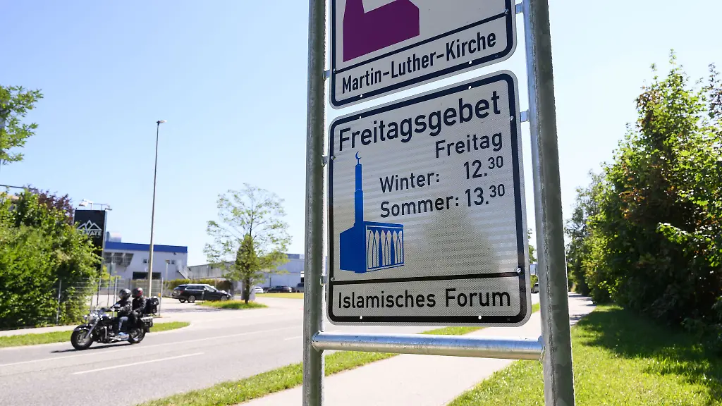 Die-letzten-drei-Hinweisschilder-fuer-das-Freitagsgebet-in-Penzberg-sind-beschmiert-worden
