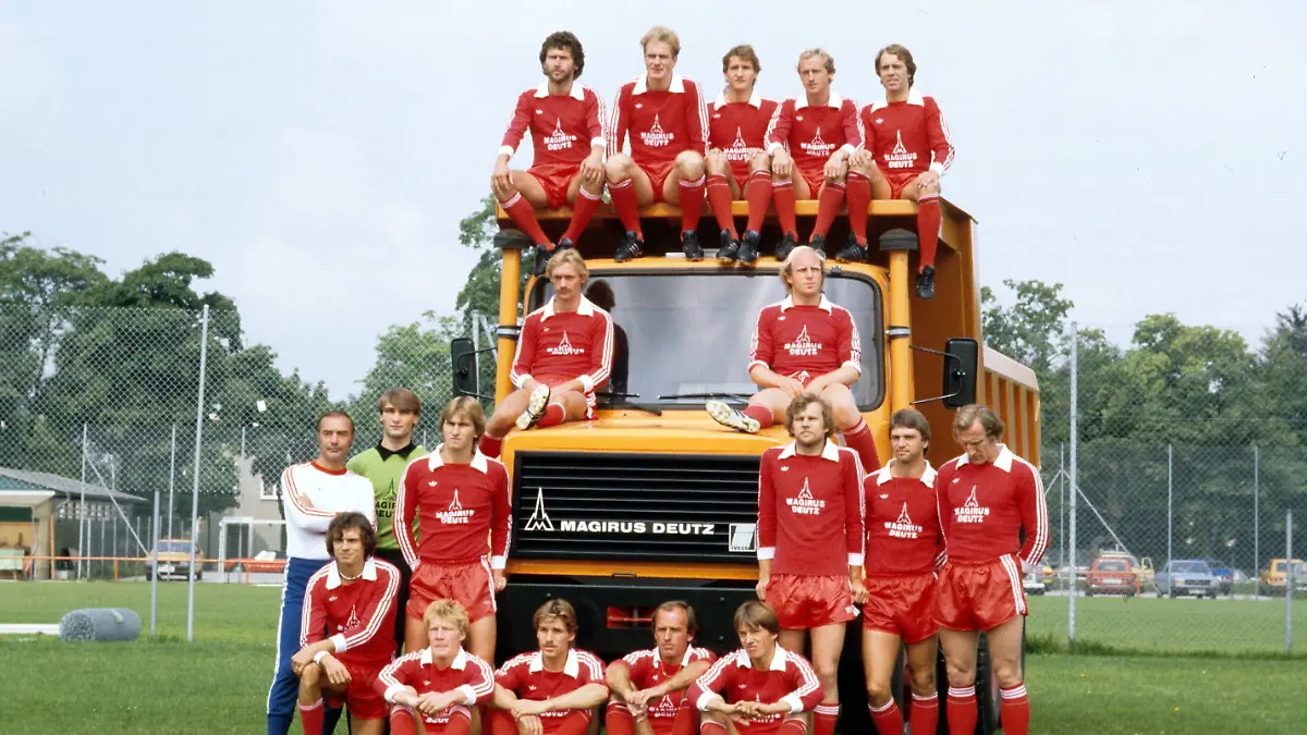 Bildnummer-00164891-Datum-15-07-1979-Copyright-imago-Frinke-Mannschaftsbild-Bayern-Muenchen-1979-1980-auf-einem-LKW-des-Sponsors-Magirus-Deutz-vorn-v-li-Norbert-Janzon-Alfred-Steinkirchner-Peter-Gruber-Branco-Oblak-Wilhelm-Reisinger-2-Reihe-Trainer-Pal-Csernai-Walter-Junghans-Klaus-Augenthaler-Udo-Horsmann-Kurt-Niedermayer-Hans-Georg-Schwarzenbeck-3-Reihe-Hans-Weiner-Dieter-Hoeness-oben-Paul-Breitner-Karl-Heinz-Rummenigge-Wolfgang-Dremmler-Bernd-Duernberger-Wolfgang-Kraus-Mannschaftsfoto-Kader-Vorstellung-Praesentation-Pressetermin-quer-vdia-Karlheinz-Branko-Fussball-1
