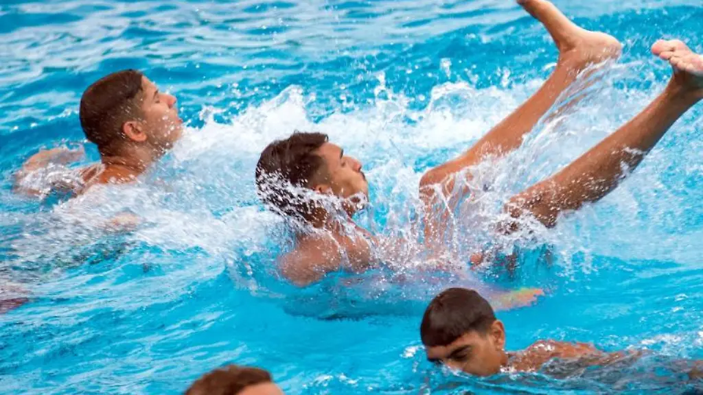 Besucher-plantschen-in-einem-Freibad