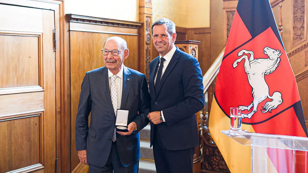 Fuer-sein-jahrzehntelanges-Engagement-erhaelt-Michael-Fuerst-die-Landesmedaille