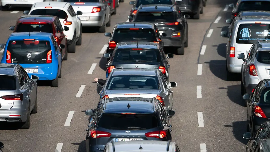 Nach-dem-Unfall-hat-sich-ein-mehrere-Kilometer-langer-Stau-gebildet
