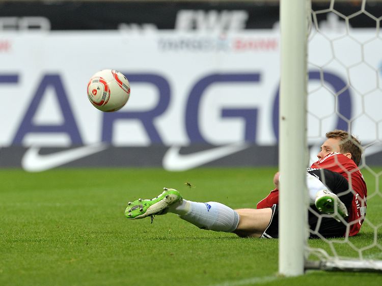 Dran, aber trotzdem drin: Manuel Neuer konnte den Strafstoß von Sandro Wagner zunächst parieren, der Nachschuss saß dann.