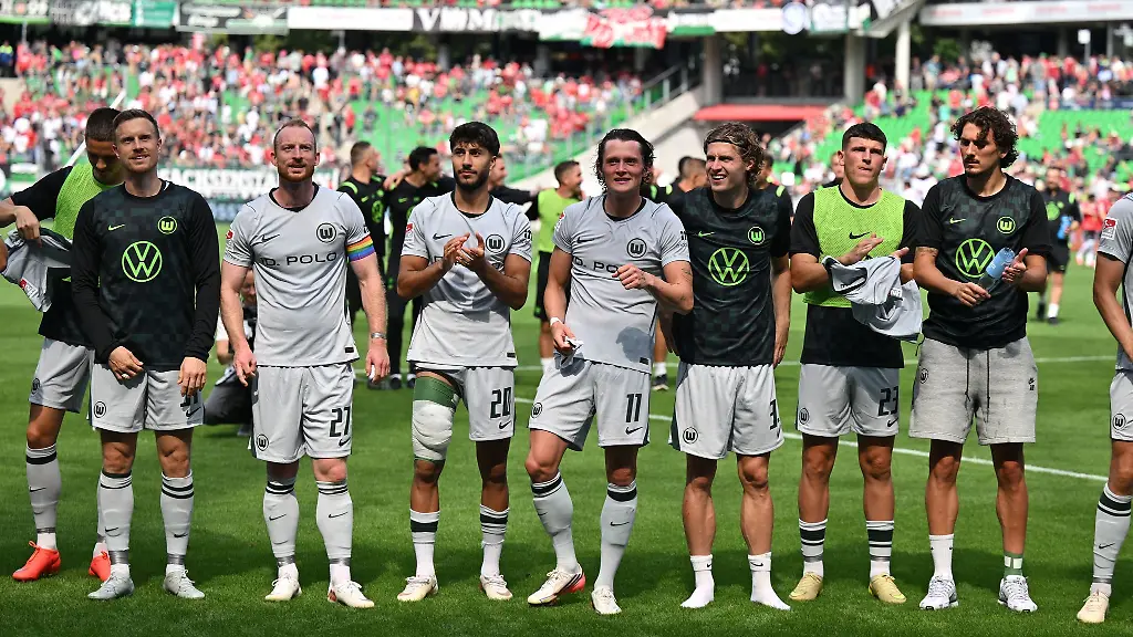 Maximilian-Arnold-2-v-l-feiert-mit-den-Fans-nach-dem-Sieg-in-Hannover