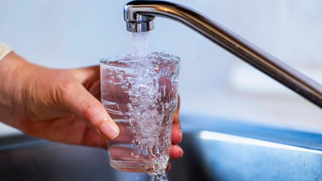 03-01-2024-Trinkwasser-laeuft-aus-dem-Wasserhahn-in-einer-Kueche-in-Bad-Woerishofen-Bayern-in-ein-Glas-03-01-2024-Wasser-aus-dem-Wasserhahn-03-01