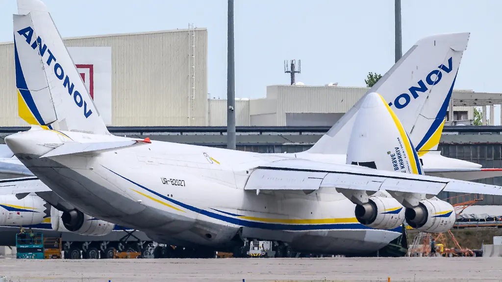 Ukrainische-Antonov-werden-am-Flughafen-Leipzig-Halle-gewartet-Nach-dem-Drohnenvorfall-in-der-vergangenen-Woche-laufen-die-Ermittlungen-Die-fuer-einen-Angriff-ausgeruestete-Drohne-war-nach-Angaben-aus-Sicherheitskreisen-nahe-einer-ukrainischen-Transportmaschine-sichergestellt-worden-Die-Sicherheitsbehoerden-sind-alarmiert-die-Drohnenabwehr-der-Bundespolizei-soll-ausgebaut-werden
