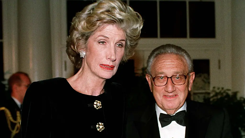 Former-United-States-Secretary-of-State-Dr-Henry-A-Kissinger-and-his-wife-Nancy-arrive-at-The-White-House-in-Washington-D-C-on-October-29-1997-for-the-State-Dinner-honoring-President-Jiang-Zemin-of-China