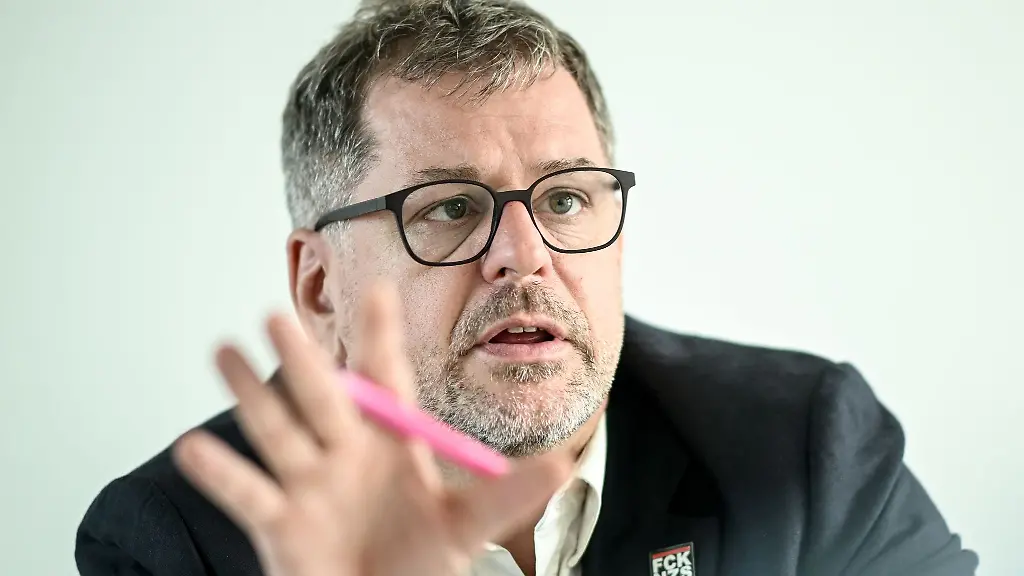 Der-Gruenen-Politiker-Werner-Graf-ist-Spitzenkandidat-seiner-Partei-fuer-die-Berlin-Wahl-am-20-September-und-will-ins-Rote-Rathaus