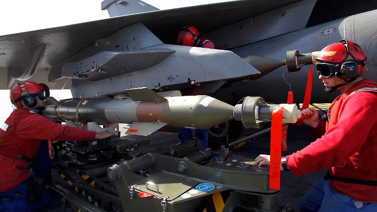 Munition an einem französischen Rafale-Jet wird angebracht.