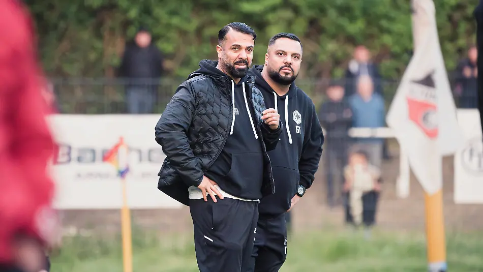 Fussball-I-Herren-I-Saison-2024-2025-I-Aufstiegsrunde-zur-Regionalliga-Nord-I-1-Spiel-I-Altona-93-SV-Hemelingen-I-28-05-2025-Feyhat-Tuncel-SVH-Co-Trainer-Guenter-Tuncel-SVH-Cheftrainer-Nur-zur-redaktionellen-Nutzung-Hamburg-Adolf-Jaeger-Kampfbahn-Griegstr-Hamburg-Deutschland-Soccer-I-Men-I-Season-2024-2025-I-Promotion-round-to-Regionalliga-Nord-I-1-match-I-Altona-93-SV-Hemelingen-I-28-05-2025-Feyhat-Tuncel-SVH-Co-Coach-Guenter-Tuncel-SVH-Head-Coach-For-editorial-use-only-Hamburg-Adolf-Jaeger-Kampfbahn-Griegstr-Hamburg-Germany-Copyright-x-Lobeca-RobertoxSeidel