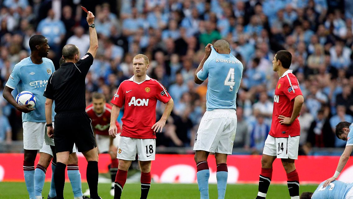 United-Routinier Paul Scholes gingen in der 72. Minute die Sicherungen durch. Folge: In seinem vielleicht letzten Stadtderby sah er Rot.