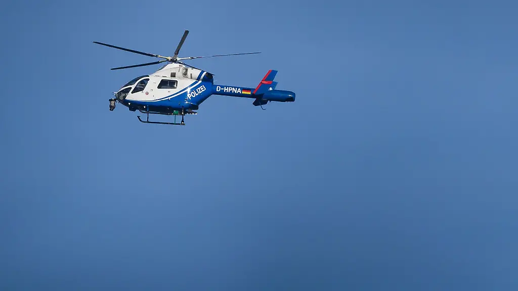 Mit-einem-Hubschrauber-suchte-die-Polizei-nach-dem-fluechtigen-Autofahrer