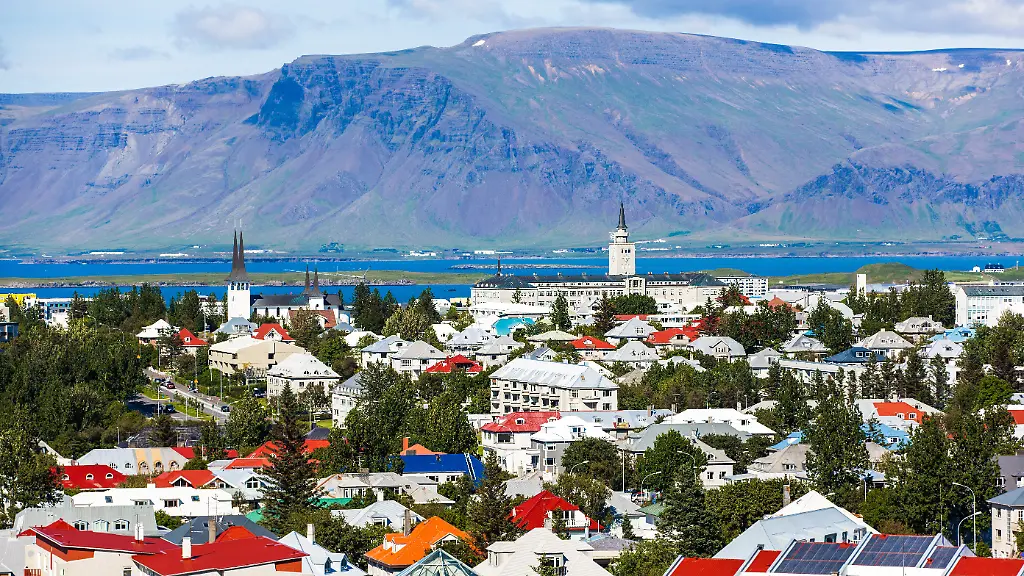 Blick-von-der-Aussichtsplattform-Perlan-auf-die-Haeuser-von-Reykjavik-und-das-Gebirge-Esja-Zusatzinfo-zur-Aussichtsplattform-Perlan-islaendisch-die-Perle-ist-ein-Warmwasserspeicher-in-Islands-Hauptstadt-Reykjavik-Er-wurde-von-Ingimundur-Sveinsson-entworfen-und-1991-eroeffnet