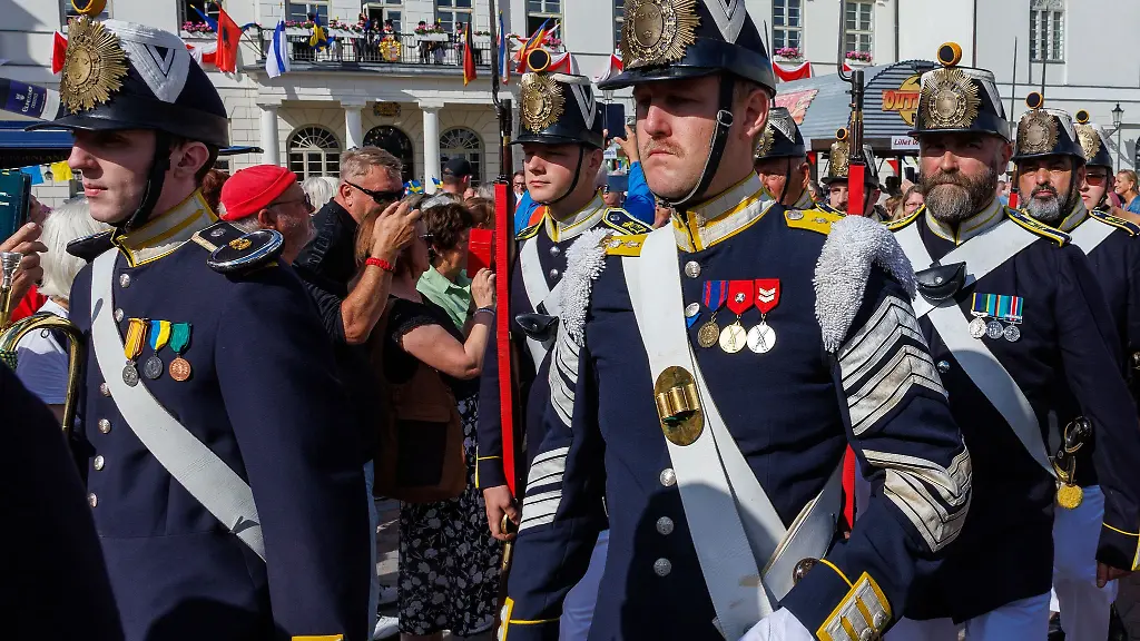Musik-und-historische-Uniformen-gehoeren-zum-Schwedenfest-dazu