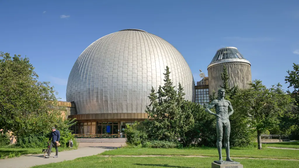 Zeiss-Grossplanetarium-Prenzlauer-Allee-Prenzlauer-Berg-Pankow-Berlin-Deutschland-Zeiss-Grossplanetarium-Prenzlauer-Allee-Prenzlauer-Berg-Pankow-Berlin-Germany
