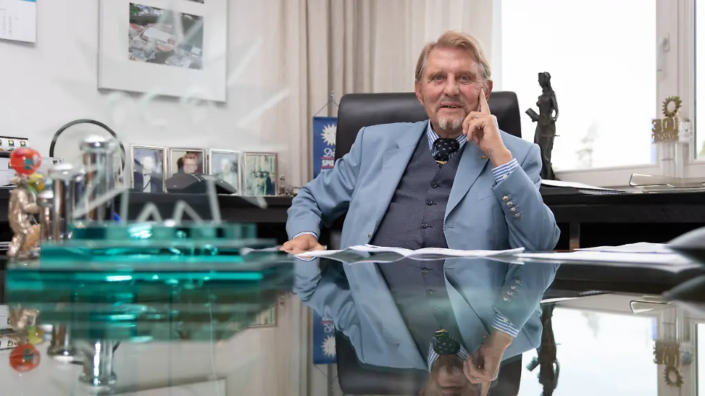 Paul-Gauselmann-der-Vorstandssprecher-der-Gauselmann-Gruppe-sitzt-in-einem-showroom-seines-Firmensitzes-Sein-Firmenimperium-baute-er-nach-dem-Krieg-aus-dem-Nichts-auf-Paul-Gauselmann-der-Automatenkoenig-wird-Ende-August-85-Jahre-alt-Er-hat-noch-immer-eine-40-Stunden-Woche-Dafuer-kommt-er-erst-spaet-ins-Buero