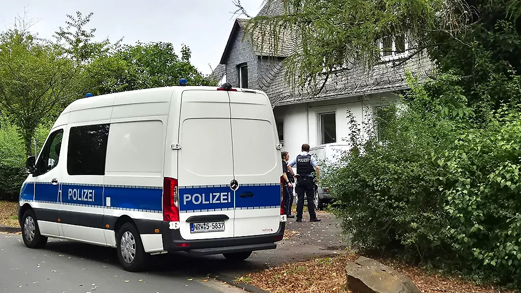 Die-Polizei-in-Siegen-hat-in-einer-Wohnung-zwei-stark-verweste-Leichen-entdeckt