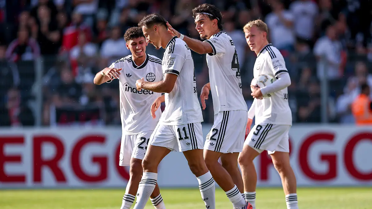 21-08-2026-Fussball-SC-St-Toenis-Eintracht-Frankfurt-1-Runde-DFB-Pokal-2026-27-Grotenburg-Stadion-in-Krefeld-Saison-2026-2027-Torjubel-nach-dem-Tor-zum-6-0-durch-Torschuetze-Can-Uzun-Eintracht-Frankfurt-42-zusammen-mit-Younes-Ebnoutalib-Eintracht-Frankfurt-11-Ayoube-Amaimouni-Echghouyab-Eintracht-Frankfurt-29-DFB-regulations-prohibit-any-use-of-photographs-as-image-sequences-and-or-quasi-video