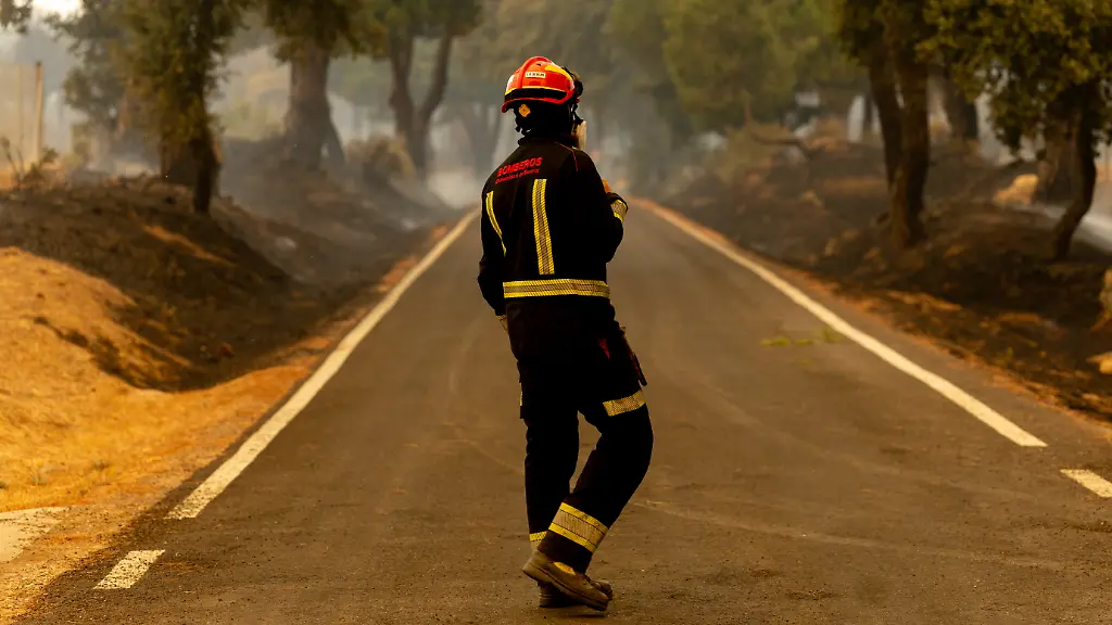 SAN-MARTIN-DE-VALDEIGLESIAS-MAD-SPAIN-JULY-25-A-firefighter-works-to-extinguish-the-wildfire-on-25-July-2026-in-San-Martin-de-Valdeiglesias-Madrid-Spain-Overnight-the-change-in-weather-conditions-with-less-wind-higher-humidity-and-cooler-temperatures-has-helped-although-the-fire-remains-active-The-authorities-priority-is-to-prevent-the-fire-from-reaching-El-Escorial-or-merging-with-the-one-affecting-the-Burgohondo-area-in-Avila