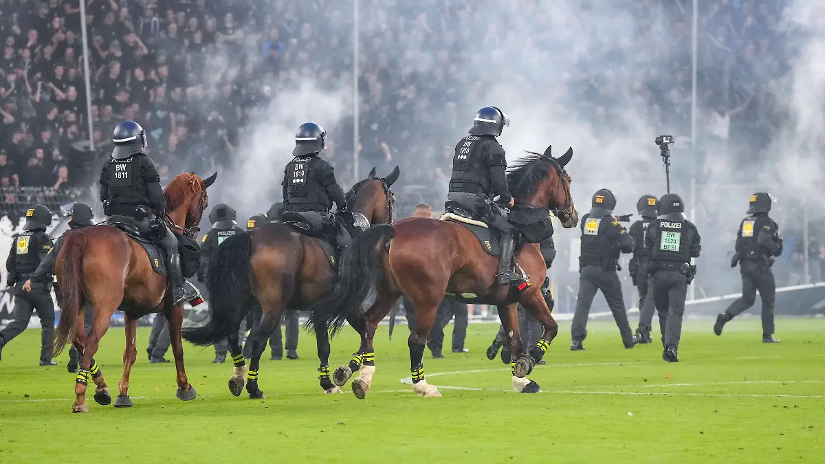 Polizisten-sichrern-das-Spielfeld-Erhoehtes-Polizeiaufkommen-bei-der-Partie-Polizisten-im-Stadion-Polizeipraesenz-Polizeischutz-Polizei-im-Einsatz-Sicherheit-Stadionsicherheit-Symbolfoto-Symbolbild-Symbol-Risikospiel-Hochsicherheitsspiel-Fussballspiel-mit-einem-erhoehten-Sicherheitsrisiko-das-Spiel-wurde-im-Vorfeld-als-Hochrisikospiel-eingestuft-21-08-2026-Mannheim-Deutschland-Fussball-DFB-Pokal-1-Runde-SV-Waldhof-Mannheim-1-FC-Kaiserslautern-DFB-DFL-REGULATIONS-PROHIBIT-ANY-USE-OF-PHOTOGRAPHS-AS-IMAGE-SEQUENCES-AND-OR-QUASI-VIDEO-Police-officers-securing-the-field-increased-police-presence-at-the-game-police-officers-in-the-stadium-police-presence-police-protection-police-in-action-security-stadium-security-stock-photo-stock-image-symbol-high-risk-match-high-security-match-soccer-match-with-an-increased-security-risk-the-match-was-classified-as-a-high-risk-match-in-advance-August-21-2026-Mannheim-Germany-soccer-DFB-Cup-1st-round-SV-Waldhof-Mannheim-vs-1