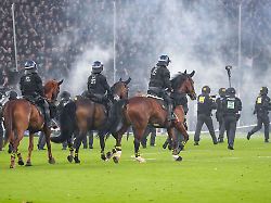 Pyro, Krawall, Eskalation: Polizei zu Pferde aufs Spielfeld: FCK gewinnt hitziges Pokal-Derby in 120. Minute