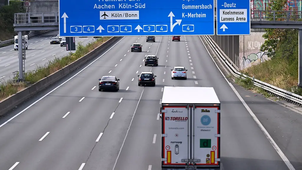 Das-Sonntagsfahrverbot-fuer-Lastwagen-wird-in-NRW-wegen-des-Niedrigwassers-jetzt-bis-Ende-September-ausgesetzt