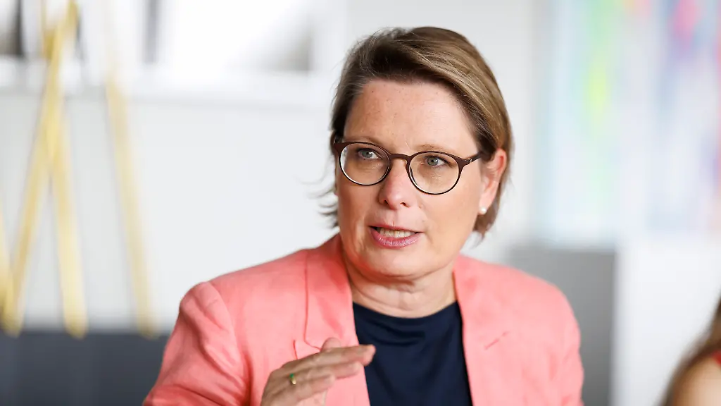 Stefanie-Hubig-SPD-Bundesministerin-fuer-Justiz-und-Verbraucherschutz-besucht-den-FC-FSV-Mainz-05-21-07-2026