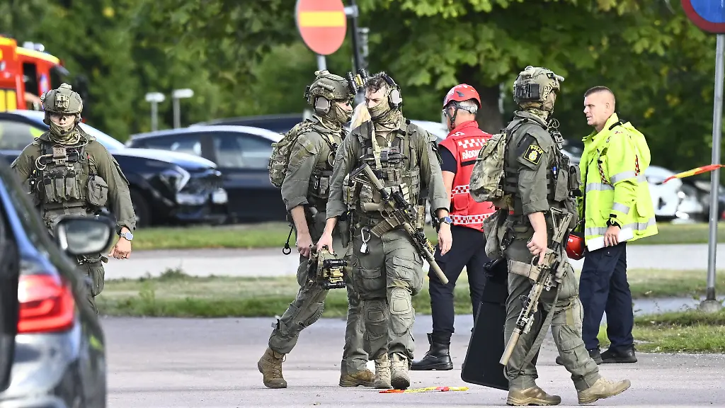Polizei-und-Rettungskraefte-im-Einsatz-vor-der-Brinellskolan-An-einer-Schule-in-Schweden-hat-eine-Person-mit-einem-Schwert-mehrere-Menschen-verletzt-Der-Taeter-befinde-sich-in-Polizeigewahrsam-teilte-die-Kommune-Fagersta-nordwestlich-von-Stockholm-mit
