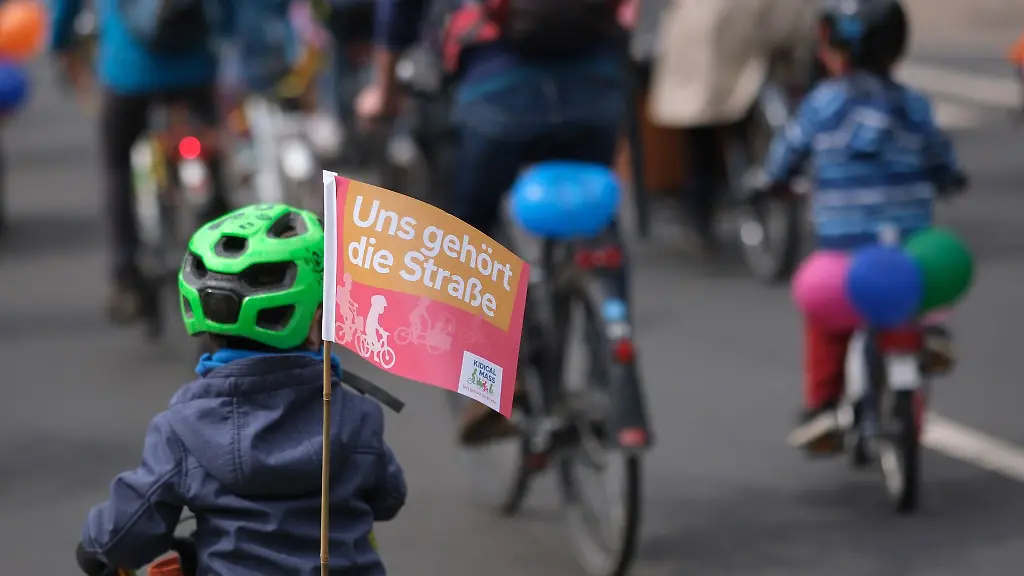 Uns-gehoert-die-Strasse-steht-auf-einem-Faehnchen-Zum-20-Mal-will-die-Kidical-Mass-Frankfurt-Jung-und-Alt-fuer-mehr-Verkehrssicherheit-auf-die-Strassen-bringen