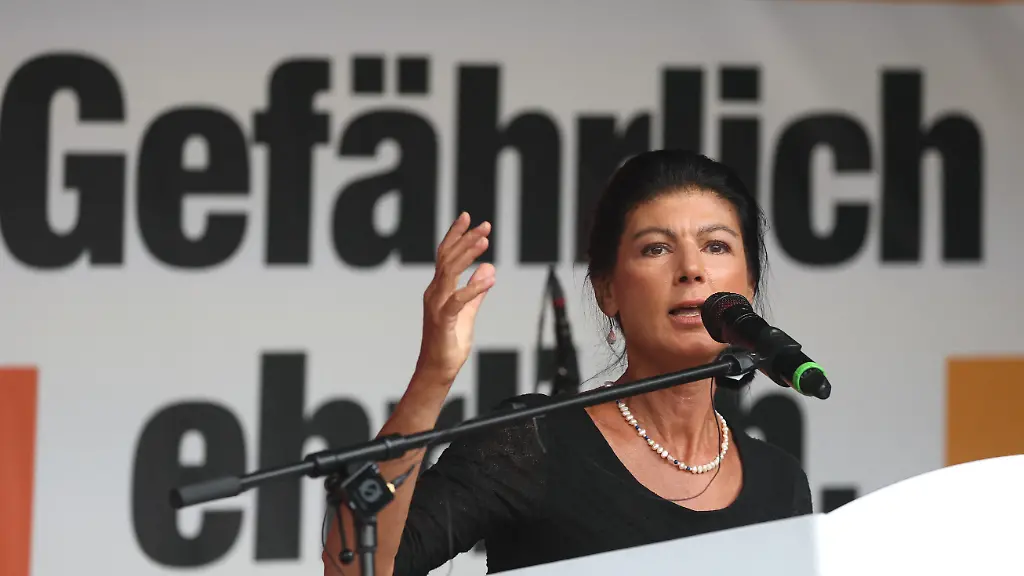 Parteigruenderin-Sahra-Wagenknecht-BSW-spricht-im-Rahmen-der-Wahlkampftour-des-BSW-auf-dem-Marktplatz