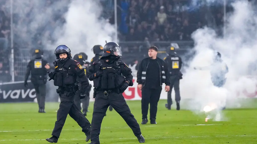 Polizisten-sichern-das-Spielfeld-pitch-nach-Pyroattacken-von-den-Raengen-Erhoehtes-Polizeiaufkommen-bei-der-Partie-Polizisten-im-Stadion-Polizeipraesenz-Polizeischutz-Polizei-im-Einsatz-Sicherheit-Stadionsicherheit-Symbolfoto-Symbolbild-Symbol-Risikospiel-Hochsicherheitsspiel-Fussballspiel-mit-einem-erhoehten-Sicherheitsrisiko-das-Spiel-wurde-im-Vorfeld-als-Hochrisikospiel-eingestuft-21-08-2026-Mannheim-Deutschland-Fussball-DFB-Pokal-German-Cup-1-Runde-SV-Waldhof-Mannheim-Kaiserslautern-DFB-DFL-REGULATIONS-PROHIBIT-ANY-USE-OF-PHOTOGRAPHS-AS-IMAGE-SEQUENCES-AND-OR-QUASI-VIDEO