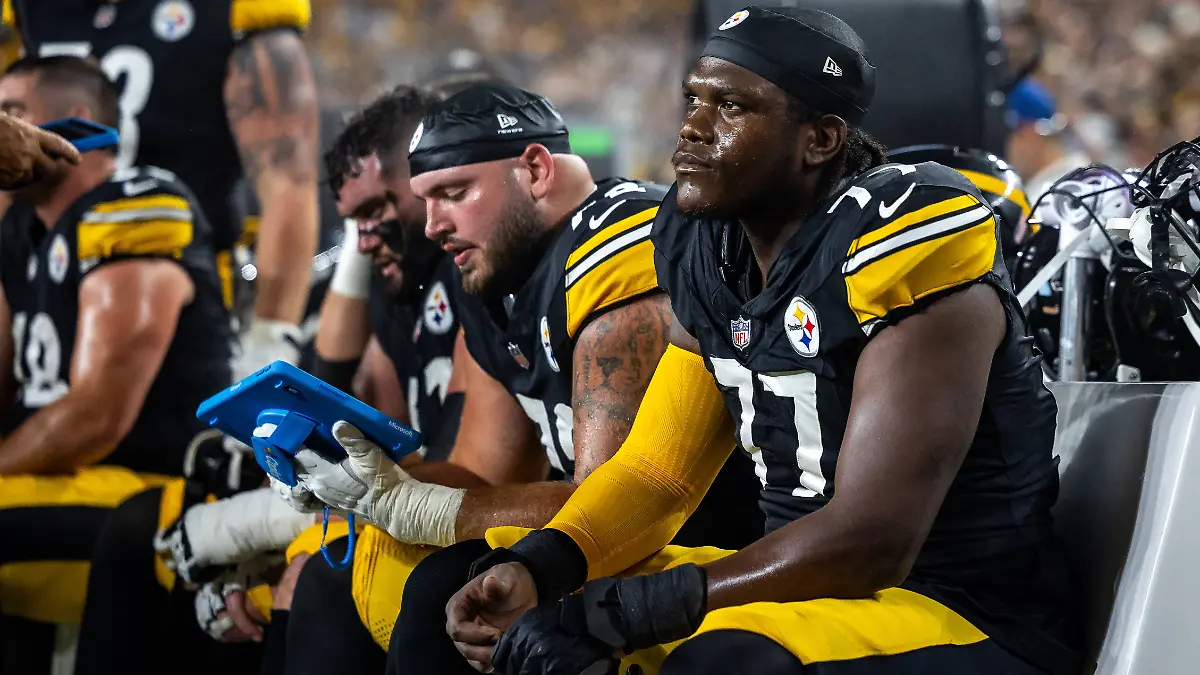 August-13-2026-Pittsburgh-Pennsylvania-USA-Pittsburgh-Steelers-offensive-tackle-BRODERICK-JONES-77-on-the-sideline-during-the-NFL-American-Football-Herren-USA-football-game-between-the-Pittsburgh-Steelers-and-the-Green-Bay-Packers-at-Acrisure-Stadium-in-Pittsburgh-Pennsylvania