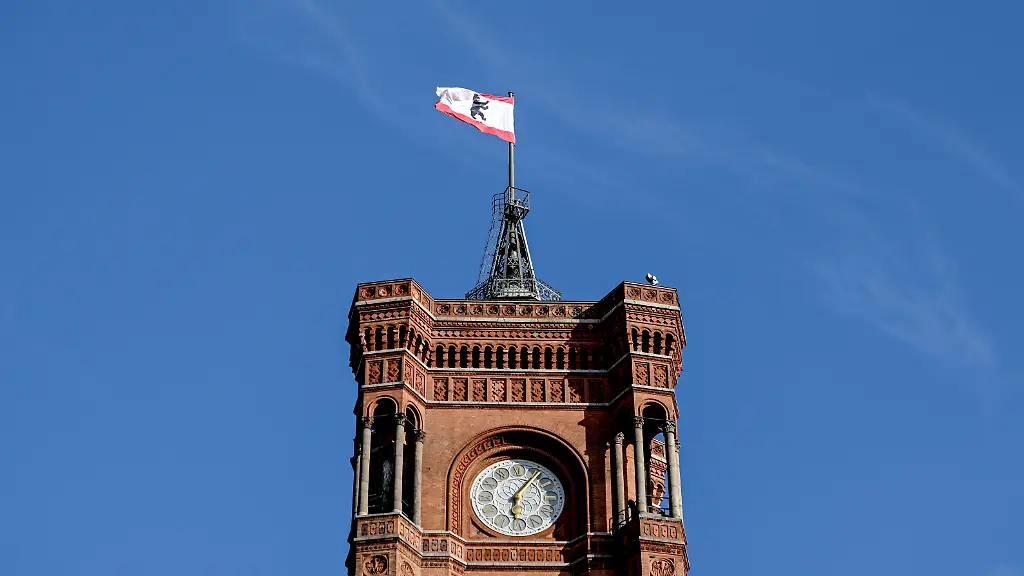 Das-Rotes-Rathaus-der-Amtssitz-des-Regierenden-Buergermeisters-von-Berlin-und-der-Senatskanzlei