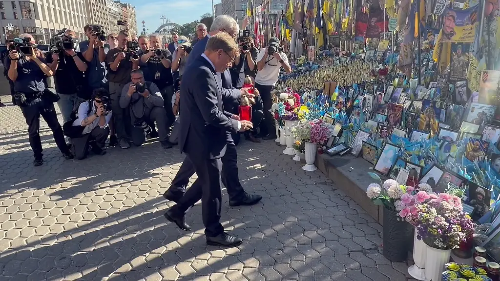 Bundesaussenminister-Johann-Wadephul-CDU-M-vorne-stellt-zusammen-mit-dem-ukrainischen-Aussenminister-Andrij-Sybiha-Kerzen-auf-dem-Maidan-an-der-nationalen-Gedenkstaette-fuer-die-Gefallenen-auf-um-den-ukranischen-Opfern-des-Krieges-die-Ehre-zu-erweisen-und-ihrer-zu-gedenken-Screenshot-aus-einem-Video