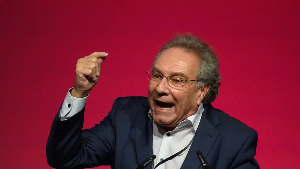 Klaus-Ernst-Co-Vorsitzender-des-BSW-in-Bayern-spricht-auf-dem-3-Bundesparteitag-der-Partei-BSW-zu-den-Delegierten-In-Magdeburg-hat-der-3-Bundesparteitag-vom-BSW-begonnen-Die-Partei-will-sich-bei-dem-Delegiertentreffen-unter-anderem-einen-neuen-Namen-geben