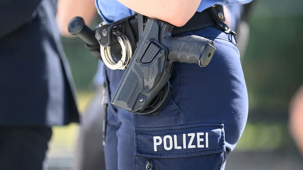 In-der-Wohnung-fanden-die-Einsatzkraefte-nur-den-42-Jaehrigen-auf-der-Angreifer-war-gefluechtet