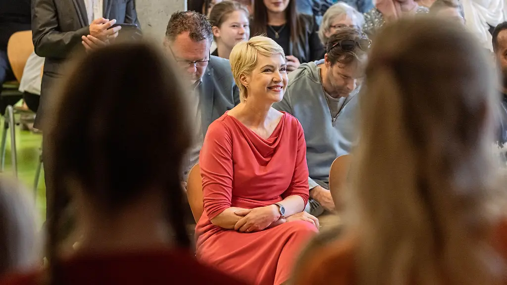 Mecklenburg-Vorpommerns-Ministerpraesidentin-Manuela-Schwesig-SPD-nimmt-an-einer-Einschulungsfeier-der-Grundschule-Lankow-teil