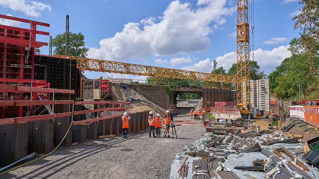DB-Projektleiter-Frank-Schmidt-gibt-bei-einer-Baustellenfuehrung-einen-aktuellen-Stand-der-Generalsanierung-der-Bahnstrecke-zwischen-Troisdorf-und-Wiesbaden-Eine-neue-Bahnbruecke-wird-auch-bei-Neuwied-Engers-derzeit-gebaut-und-spaeter-an-den-Platz-der-alten-verschoben