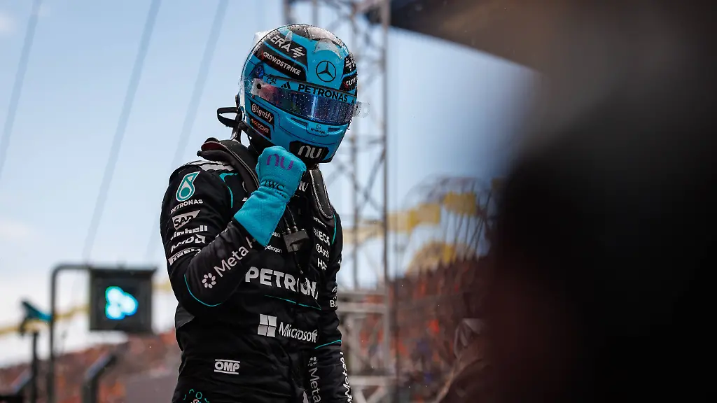 George-Russell-Mercedes-AMG-Petronas-F1-Team-63-bejubelt-seinen-Sieg-im-Sprintrennen-Jubel-Freude-Emotionen-Grosser-Preis-der-Niederlande-Motorsport-Formel-1-Saison-2026-22-08-2026-Grosser-Preis-der-Niederlande-Motorsport-Formel-1-Saison-2026-22-08-2026-George-Russell-of-the-Mercedes-AMG-Petronas-F1-Team-No