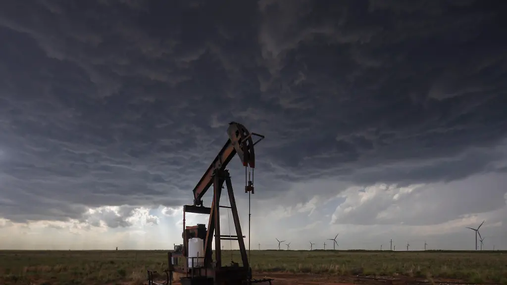 Pump-Jack-under-a-Developing-Supercell