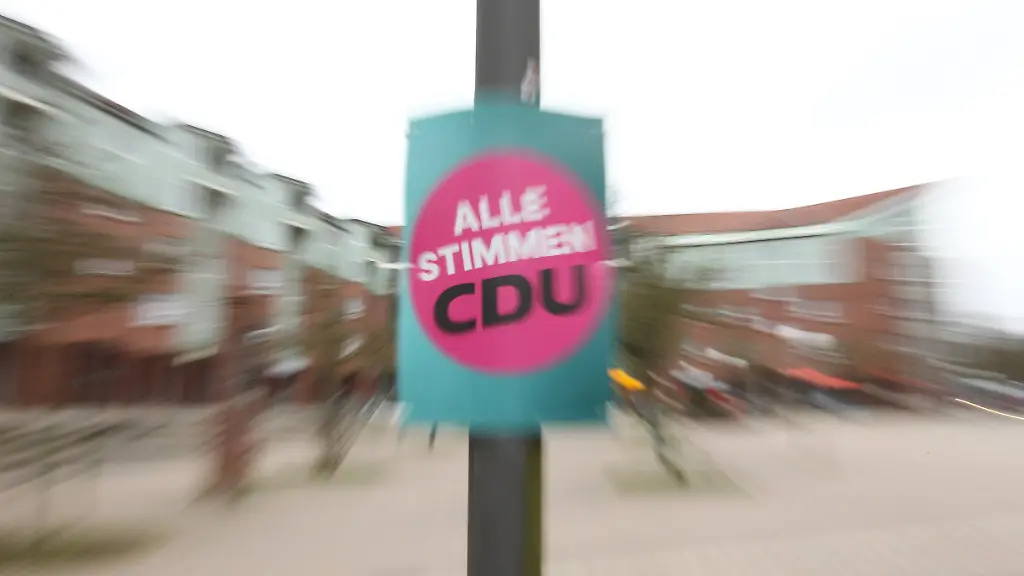 Ein-Wahlplakat-der-Partei-CDU-wurde-an-einem-Laternenpfahl-befestigt-Die-Partei-verpasste-in-Hamburg-die-erhoffte-Wachabloesung-ist-nun-aber-zumindest-zweitstaerkste-Kraft-hinter-der-SPD-Symbolbild-Symbolfoto