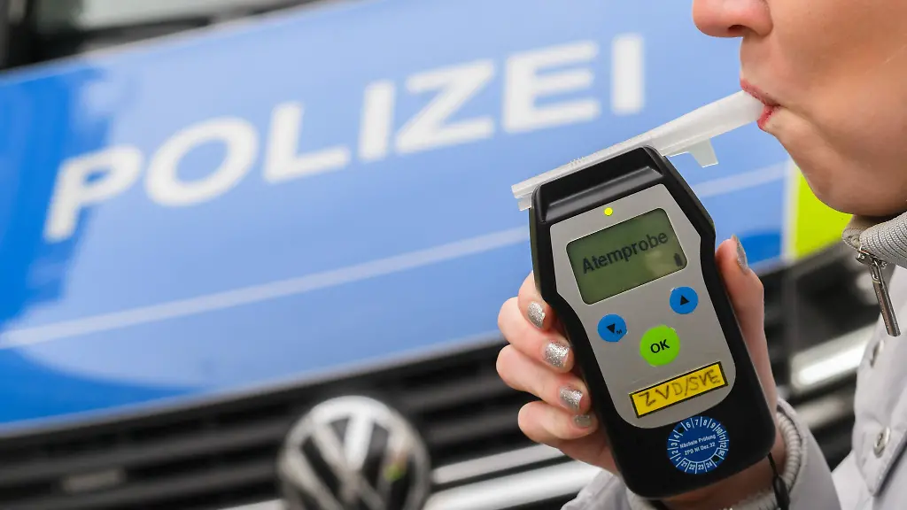 Die-Polizei-hat-einen-Lastwagenfahrer-mit-rund-zwei-Promille-auf-der-Autobahn-gestoppt