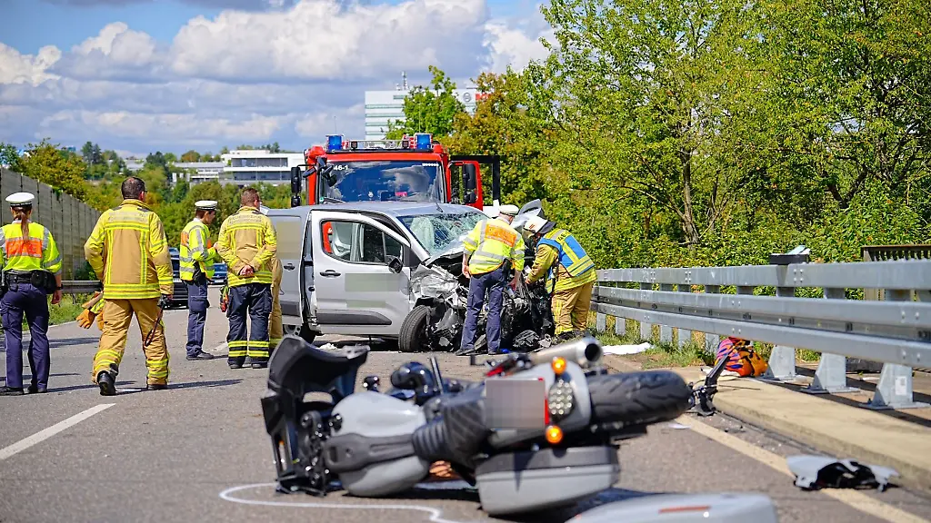 Die-beiden-Autofahrer-wurden-bisherigen-Erkenntnissen-zufolge-leicht-verletzt