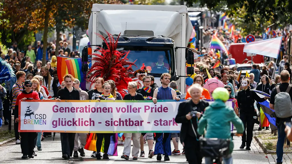 Zum-Christopher-Street-Day-CSD-ziehen-rund-30-000-Teilnehmerinnen-und-Teilnehmer-durch-Bremen