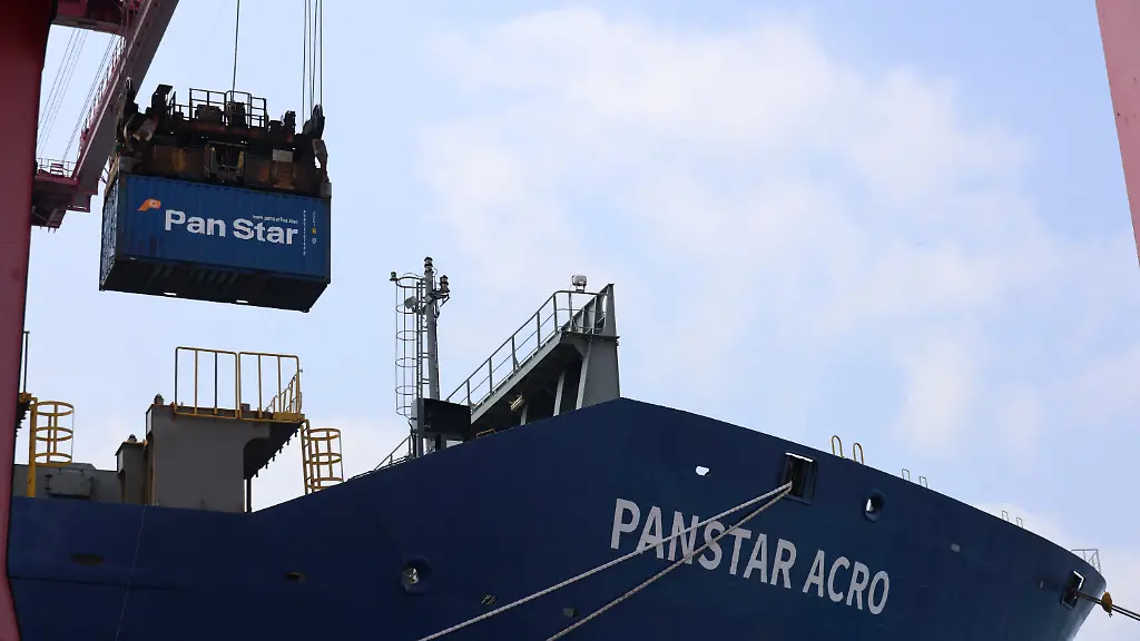A-shipping-container-is-loaded-onto-the-PanStar-Acro-container-ship-bound-for-Europe-via-the-Arctic-testing-whether-a-route-opened-by-melting-sea-ice-can-be-commercially-viable-at-a-port-in-Busan-South-Korea-August-22-2026-Yonhap-via-REUTERS-THIS-IMAGE-HAS-BEEN-SUPPLIED-BY-A-THIRD-PARTY-NO-RESALES-NO-ARCHIVES-SOUTH-KOREA-OUT-NO-COMMERCIAL-OR-EDITORIAL-SALES-IN-SOUTH-KOREA