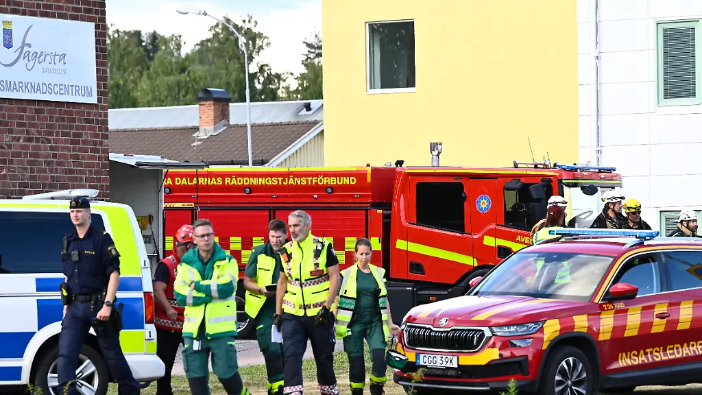 Polizei-und-Rettungskraefte-im-Einsatz-vor-der-Brinellskolan-An-einer-Schule-in-Schweden-hat-eine-Person-mit-einem-Schwert-mehrere-Menschen-verletzt-Der-Taeter-befinde-sich-in-Polizeigewahrsam-teilte-die-Kommune-Fagersta-nordwestlich-von-Stockholm-mit