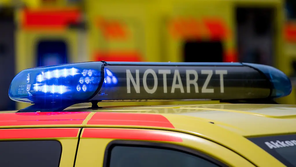 Die-Autobahn-war-an-der-Unfallstelle-fuer-eine-Stunde-voll-gesperrt
