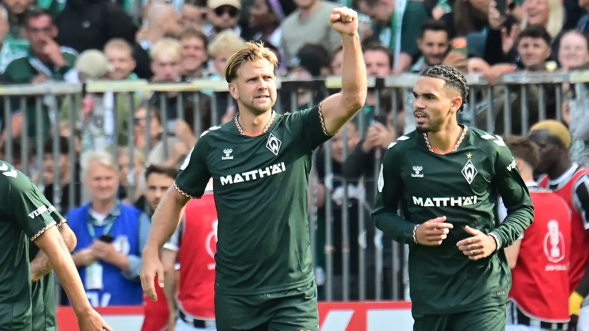 Niclas-F-llkrug-Werder-10-schiesst-per-Elfmeter-penalty-kick-das-Tor-goal-zum-2-0-fuer-Bremen-vorbei-an-Torwart-goalkeeper-Tommy-Henze-Pauli-01-und-jubelt-zu-den-Fans-supporters-DFB-DFL-regulations-prohibit-any-use-of-photographs-as-image-sequences-and-or-quasi-video